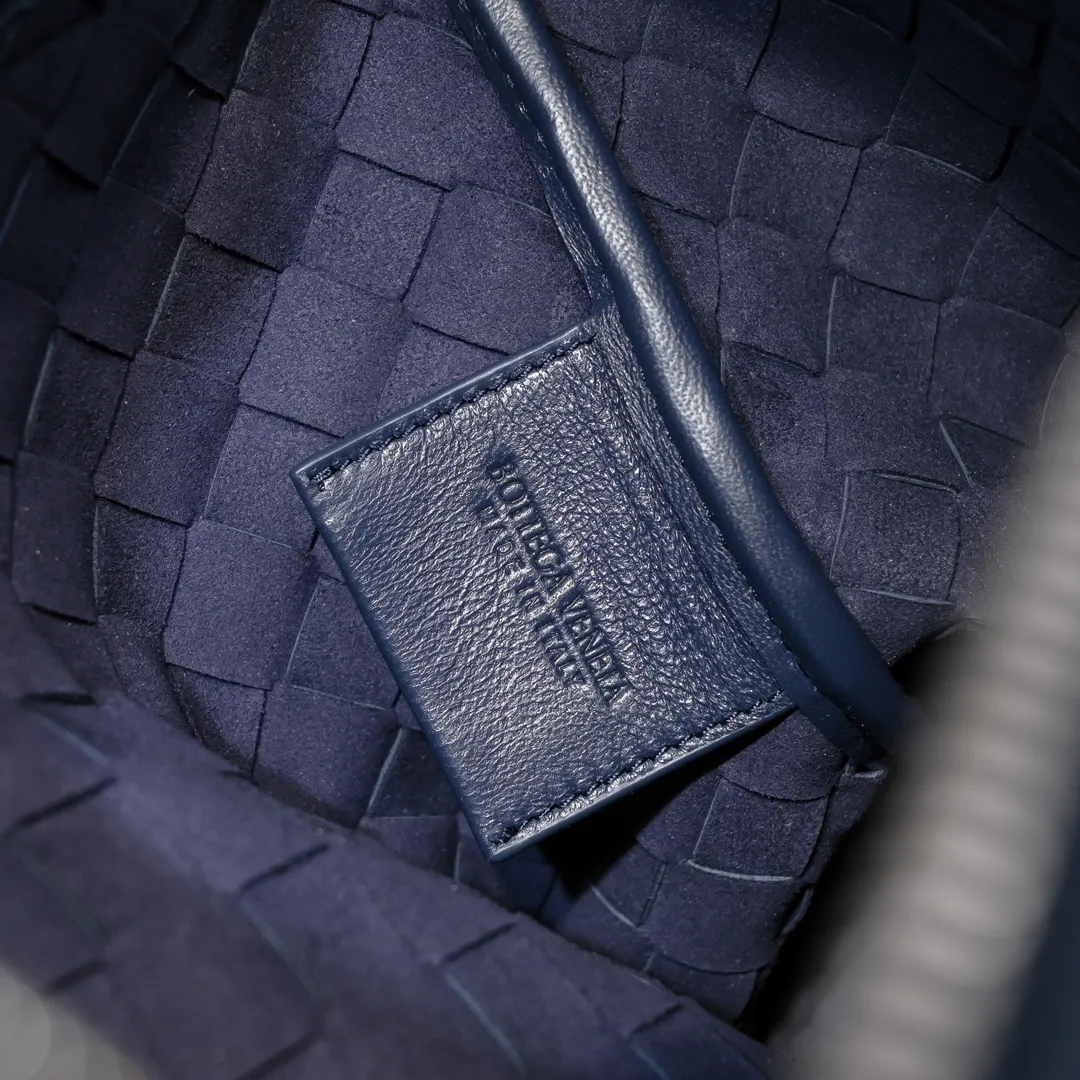 Batch 1360 Bottega Veneta's Bottega Veneta handbag transforms into a man in seconds ⌨️The texture is great! The weaving process is exquisite, simple and elegant, and it perfectly matches any clothes! Whether you are out on the street or on a date, it can instantly improve your overall taste. It can not only hold your wallet and mobile phone, but also the charm of your male god. Style number: 6518 Size: 33*22*7cm
